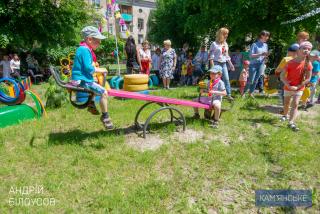 У Кам’янському встановлюють нові дитячі майданчики